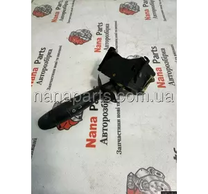 Підрульовий перемикач правий під задній двірник Renault Trafic 2, 8200070266, 7701048912 Підрульовий перемикач правий під задній двірник Renault Trafic 2, 8200070266, 7701048912